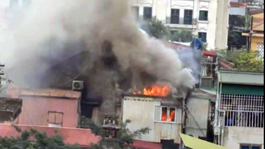 Cháy ngùn ngụt tại khu tập thể cũ ở Vọng Đức, Hà Nội