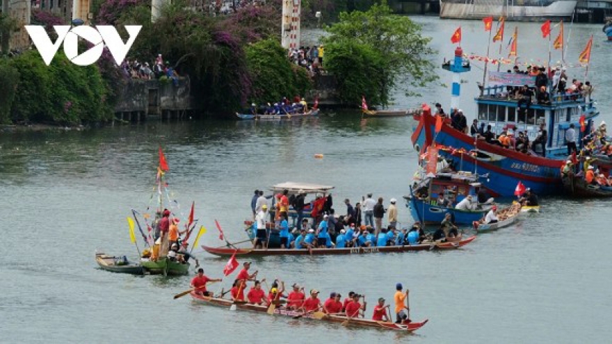 Nearly 500 boat racers compete on Han River in Da Nang