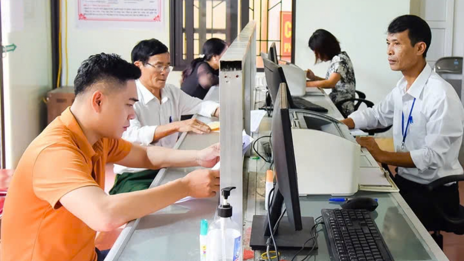 Bỏ cấp huyện: Công chức cấp xã cũng là công chức cấp tỉnh, trung ương?