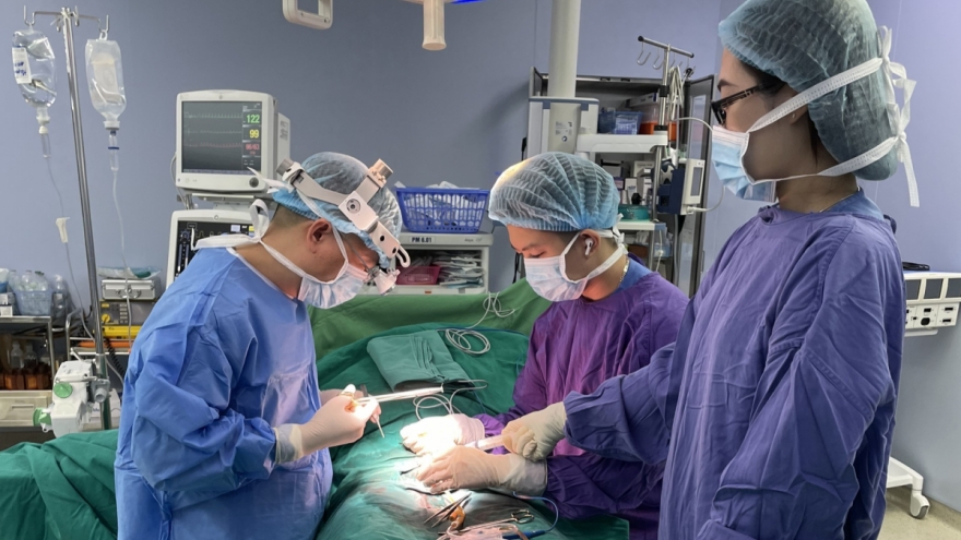 Tự cắt đứt rời "của quý": Thanh niên được cứu nhờ vi phẫu tiên tiến