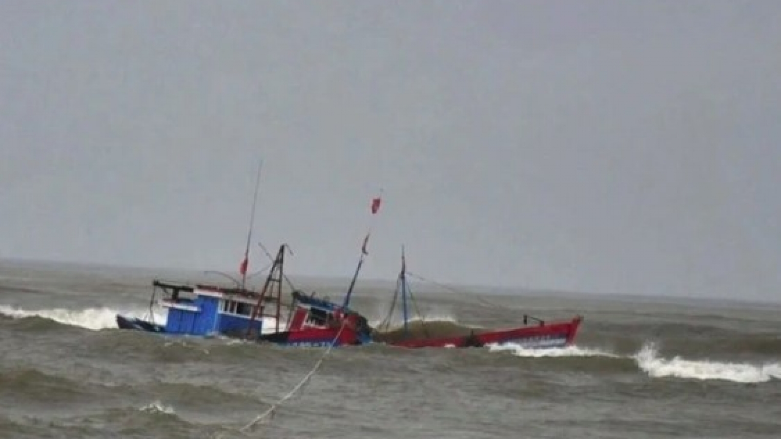 One found, three missing after fishing boat sinks off Nghe An