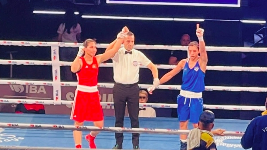 Two Vietnamese female boxers advance to world championships quarter-finals for first time