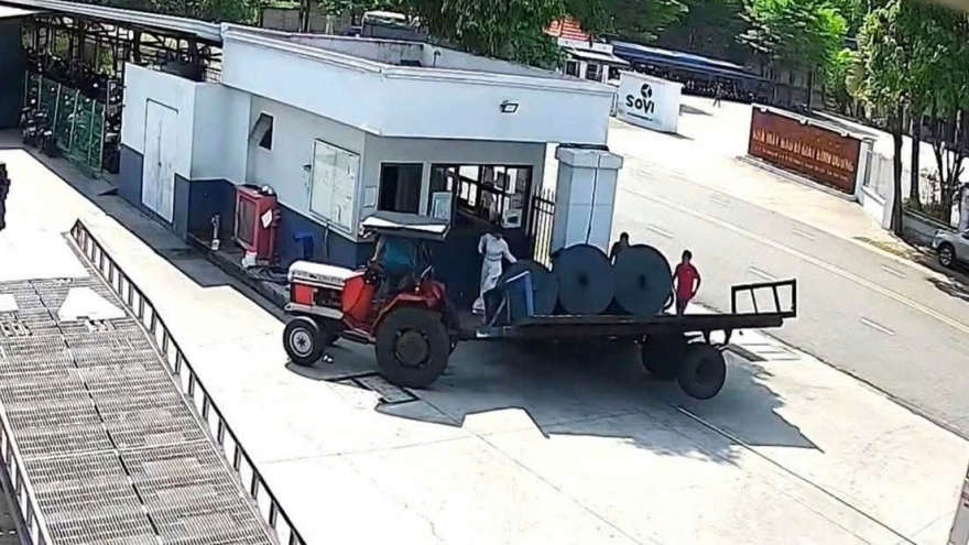 Khởi tố tài xế xe kéo làm rớt 3 cuộn vải bạt đè chết nam bảo vệ ở Bình Dương