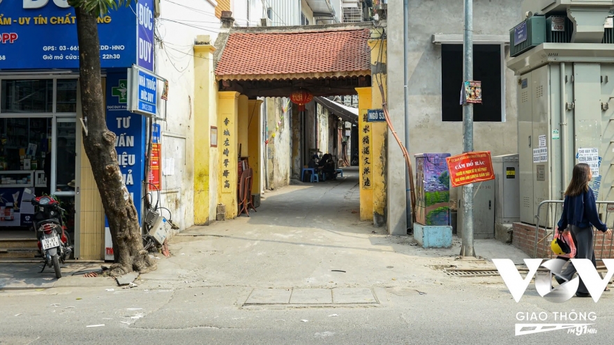 Cổng làng xưa giữa phố thị