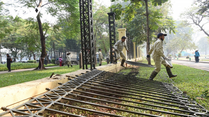 Công viên xanh hơn, sạch hơn sau mở rào?