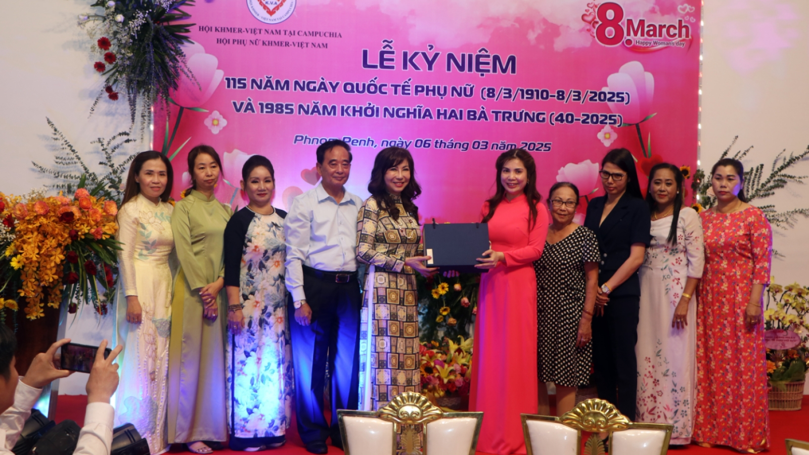 Bà con Việt kiều Campuchia kỷ niệm Ngày Quốc tế Phụ nữ