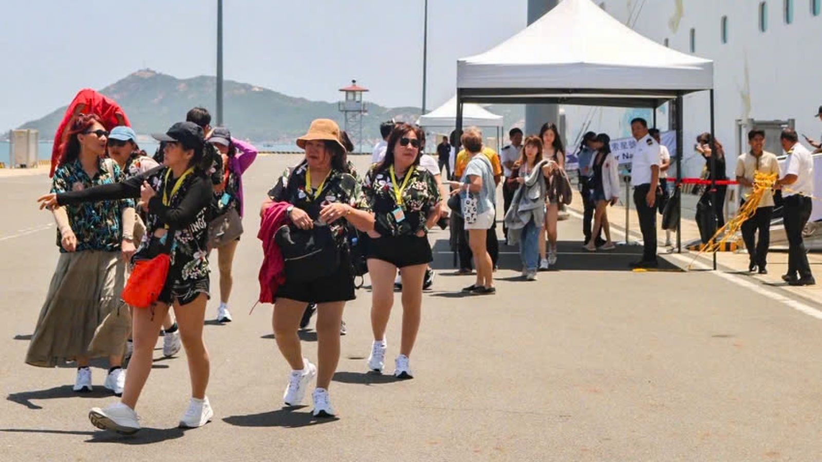 Nearly 1,000 foreign tourists arrive in Khanh Hoa aboard Star Navigator