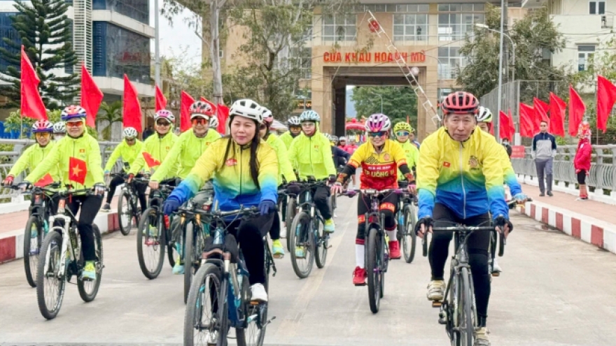 Vietnamese and Chinese cyclists join friendship cross-border ride