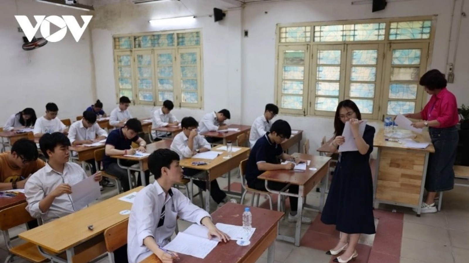 Phụ huynh vui mừng khi con được miễn học phí từ năm học 2025 - 2026