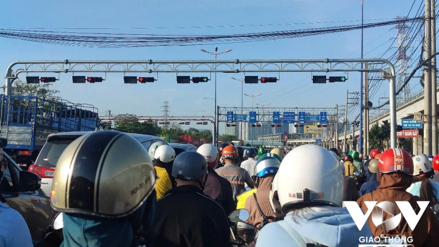 Người đi đường hoang mang, bức xúc khi đèn tín hiệu "đánh đố"