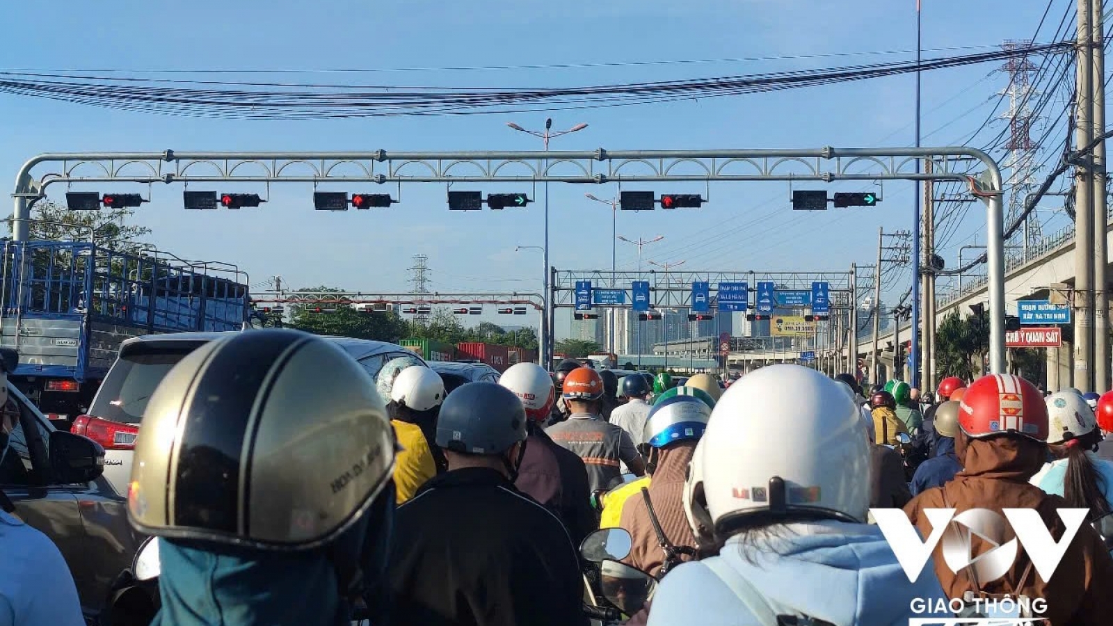 Người đi đường hoang mang, bức xúc khi đèn tín hiệu "đánh đố"