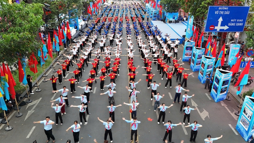 1.000 thanh niên TP.HCM đồng diễn chào mừng lễ kỷ niệm 30/4