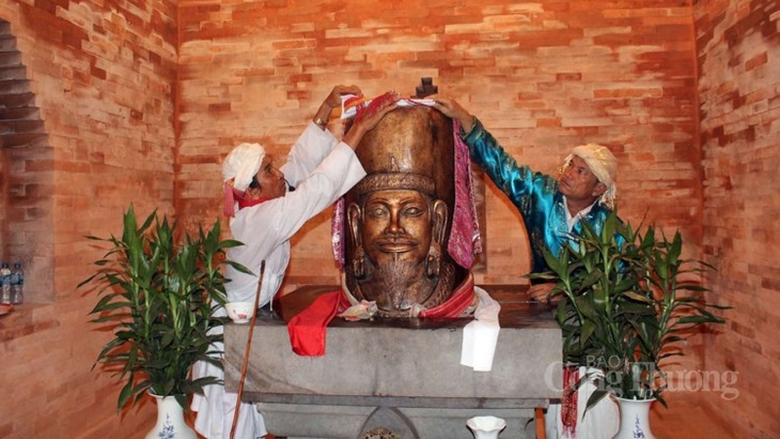 Palanquin procession, tower-opening ceremony of the Cham
