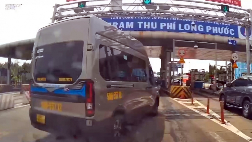 Tài xế ô tô tạt đầu, lấn làn vào trạm thu phí bị phạt 5 triệu, trừ GPLX 4 điểm