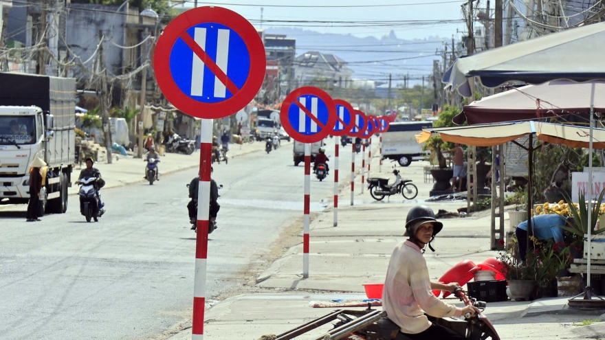 Biển báo, đèn tín hiệu ra sao sau tổng rà soát?