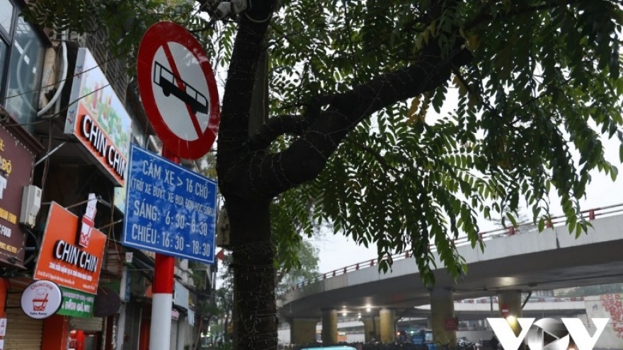 Hanoi bans vehicles over 16 seats in Old Quarter, leaving drivers confused