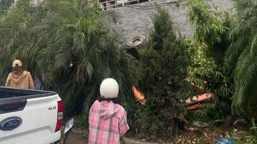 Xe máy xúc rơi xuống bờ kè, 1 người tử vong