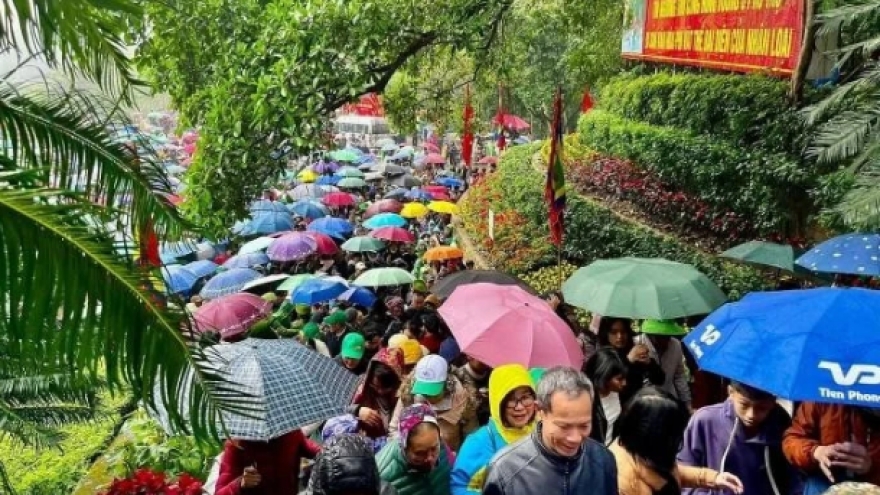 Tens of thousands visit Hung Kings Temple ahead of commemoration day
