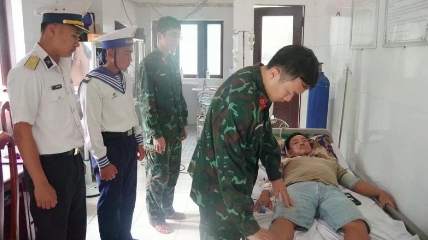 Injured fishermen saved at sea off Truong Sa, Ca Mau waters