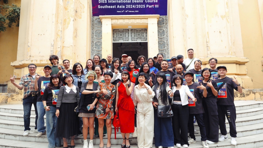 Hơn 100 nghệ sĩ hòa giọng “We are the world” tại Dạ hội Cựu Sinh viên Thủ đô