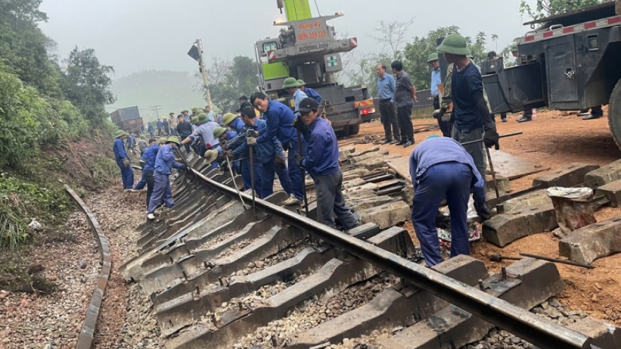 8h sáng nay thông tuyến tàu Bắc-Nam sau sự cố lật tàu tại Hà Tĩnh