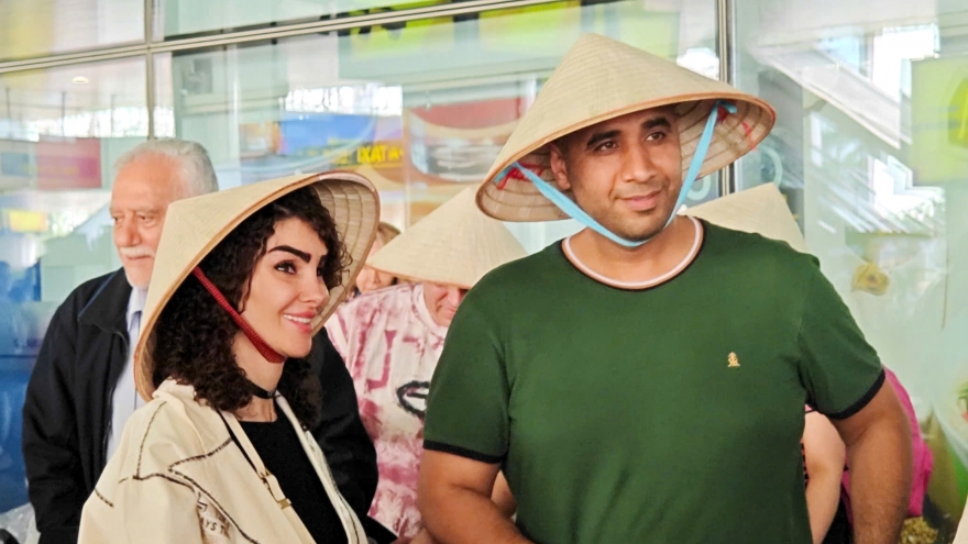 Hanoi welcomes first-ever charter flight from Iran