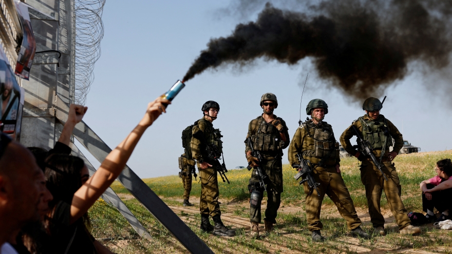 Israel tấn công đồng thời vào Gaza và Syria