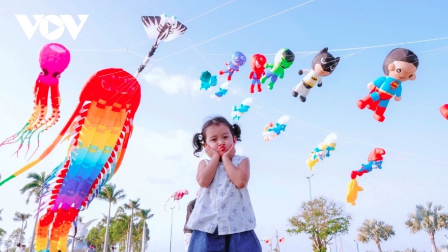 Giant kites brighten the sky of Can Tho