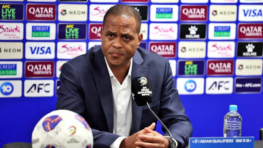 HLV Kluivert muốn Indonesia lấy lại thể diện ở trận đấu với Bahrain