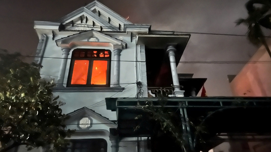 Lửa rừng rực trong tầng 2 ngôi nhà ở Quảng Bình