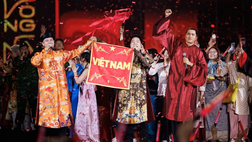 Khán giả bật khóc khi Phan Đinh Tùng cất giọng trong “Một vòng Việt Nam”