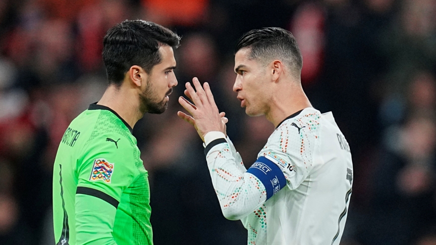 Trước màn tái đấu, Ronaldo cảnh báo Hojlund về màn ăn mừng thương hiệu