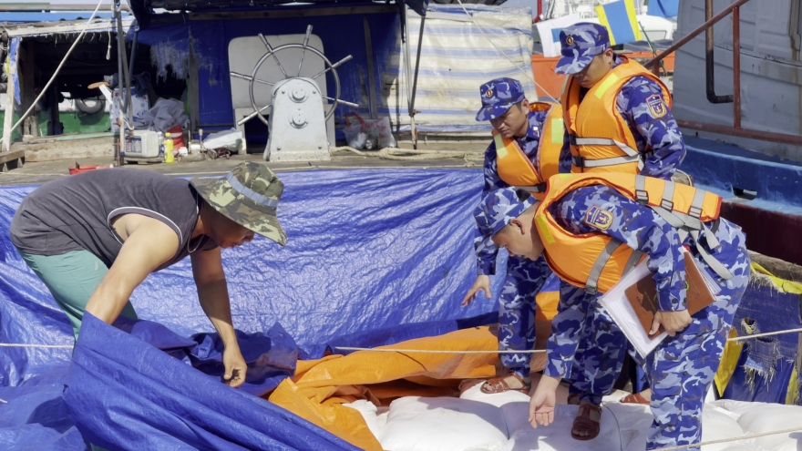 Bắt giữ tàu vận chuyển trái phép trên 10 tấn đường cát