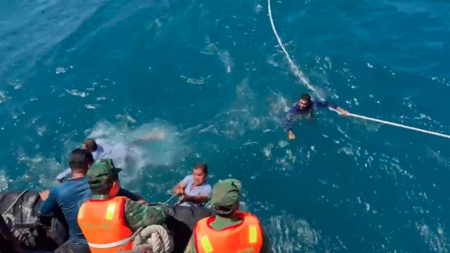 11 sailors rescued after boat catches fire off Binh Dai coast