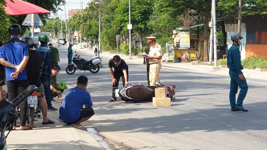 Xe máy lao lên vỉa hè, 4 người thương vong ở Bình Dương