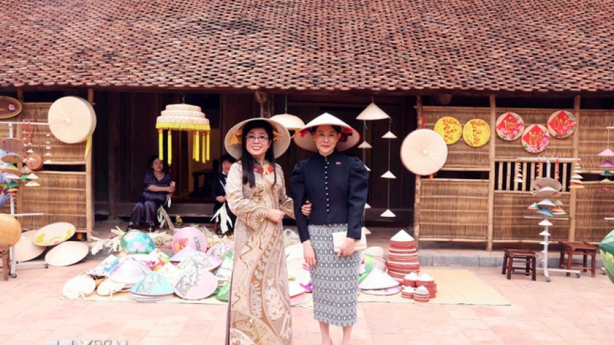 Phu nhân Thủ tướng Singapore tìm hiểu văn hóa Việt Nam tại Bảo tàng Dân tộc học