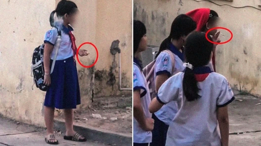 Một nhóm học sinh nữ trường tiểu học hút thuốc trong sân trường