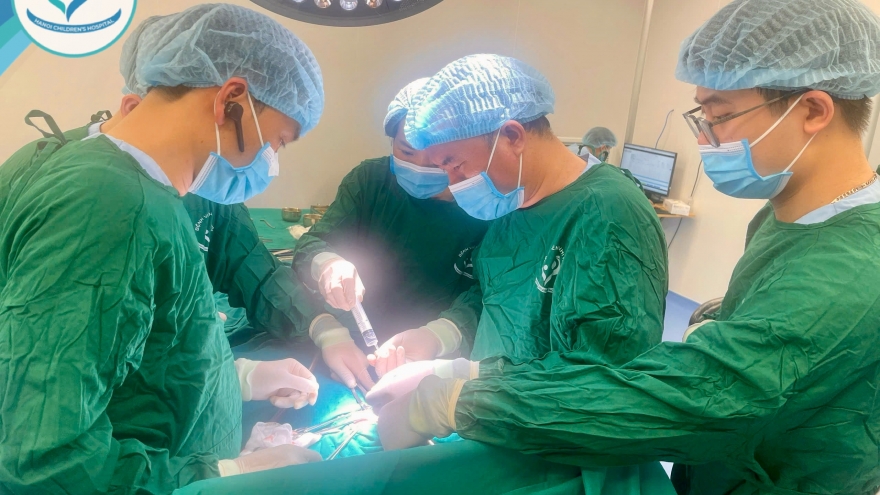 Cứu sống bé sơ sinh 2 ngày tuổi mắc teo thực quản bẩm sinh