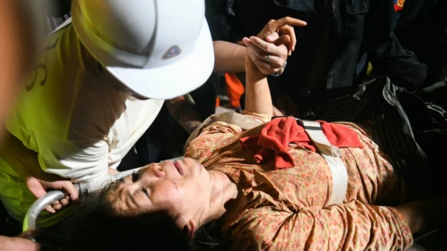 Người phụ nữ sống sót kỳ diệu sau hơn 30 giờ mắc kẹt do động đất ở Myanmar