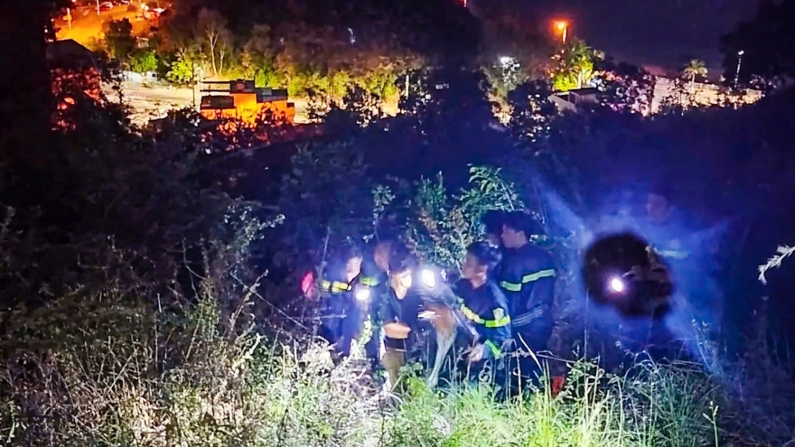 Cứu 2 thanh niên mắc kẹt trên núi Cô Tiên ở Nha Trang