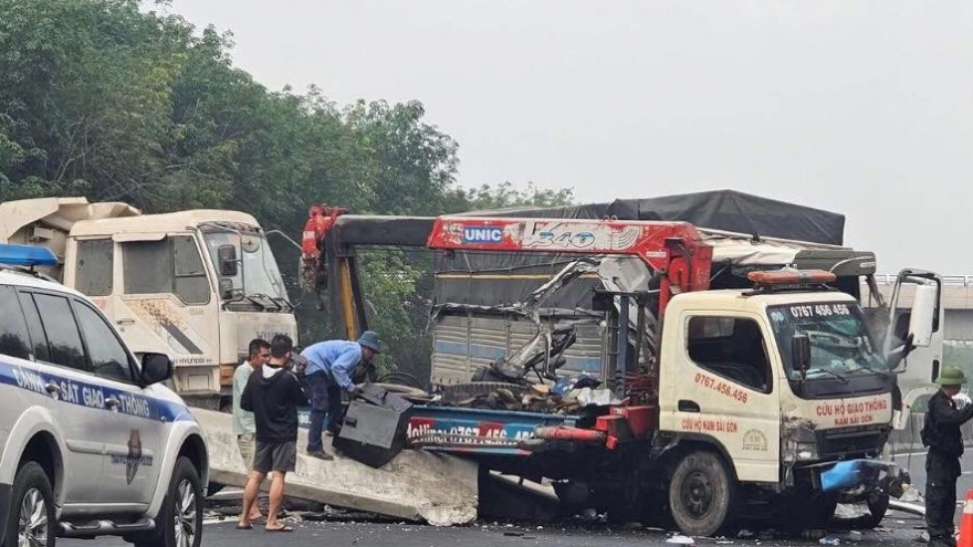Xe cứu hộ lao qua dải phân cách sau tai nạn trên cao tốc Phan Thiết – Dầu Giây