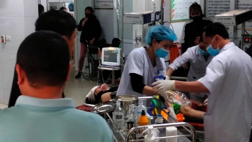 Thông tin mới nhất vụ ô tô chở giáo viên, học sinh lật trên cao tốc
