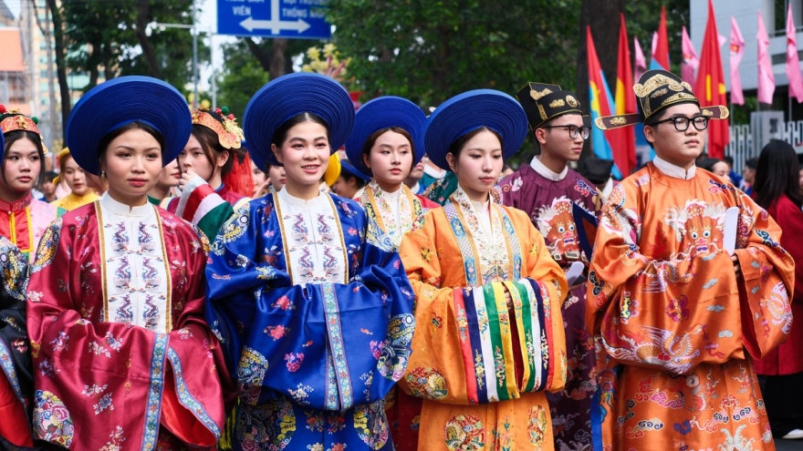 Celebrities and young people parade in traditional costumes in Ho Chi Minh City