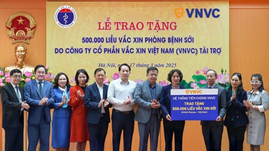 Hệ thống tiêm chủng VNVC tặng Bộ Y tế nửa triệu liều vaccine sởi chống dịch