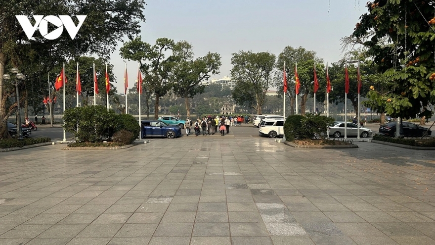 Không có chuyện chặt hạ cây xanh ở vườn hoa Lý Thái Tổ cạnh Hồ Gươm