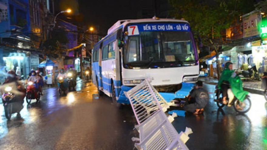 Xe buýt mất lái đâm vào dải phân cách, 9 người bị thương