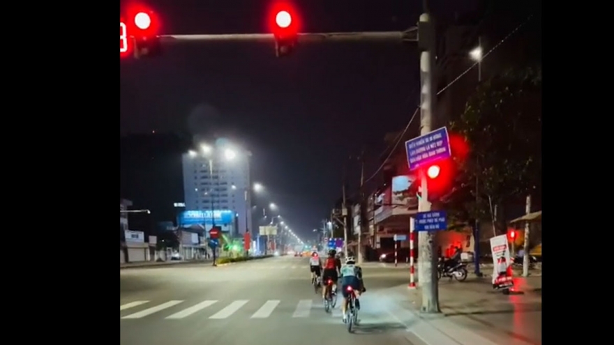 Chạy xe đạp vượt đèn đỏ trên đại lộ Bình Dương, nhiều người bị xử phạt