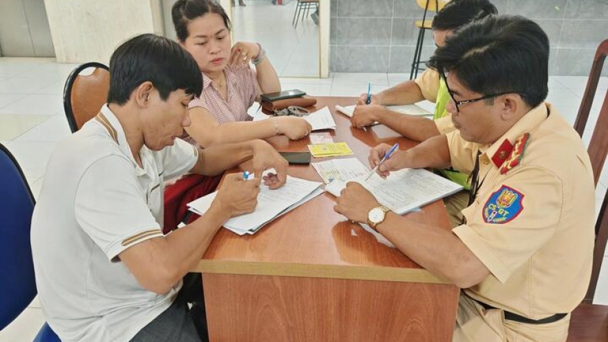 Xử phạt tài xế xe cấp cứu hú còi chở diễn viên đến ra mắt phim Âm dương lộ