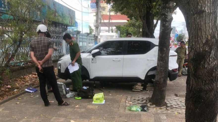 Xe ô tô đậu trên vỉa hè bị trộm mất 4 bánh