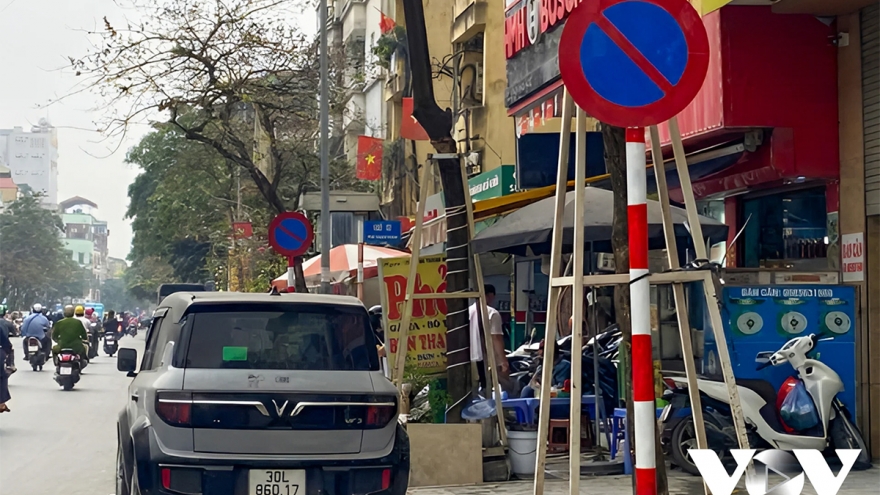 Những biển cấm ở Hà Nội trở nên “vô hình” với chủ xe ô tô
